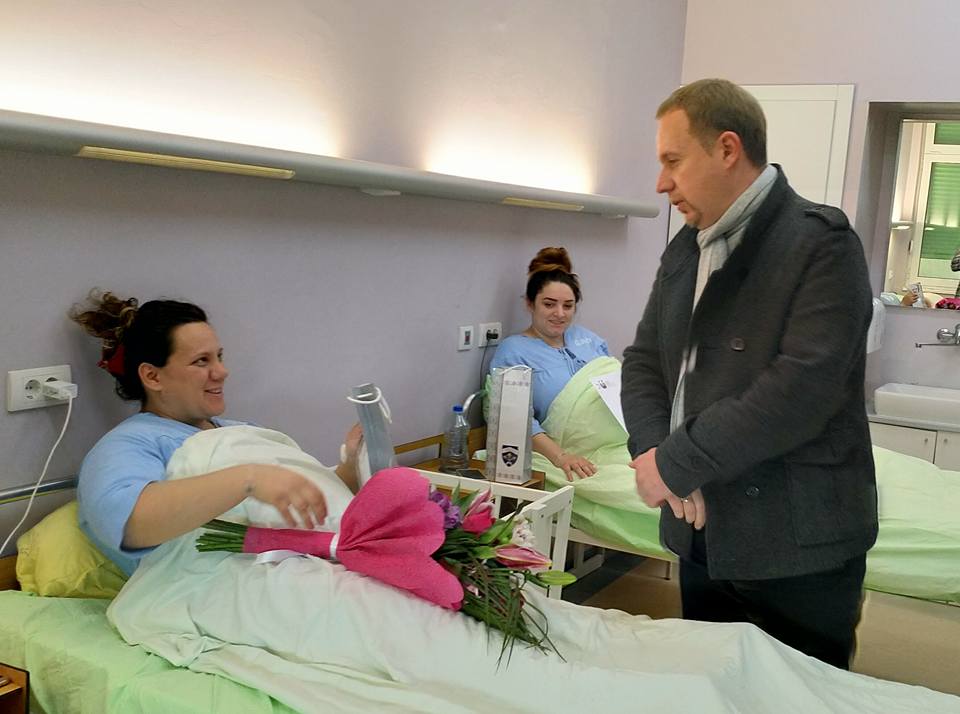 Прва беба у Врању у новој години девојчица